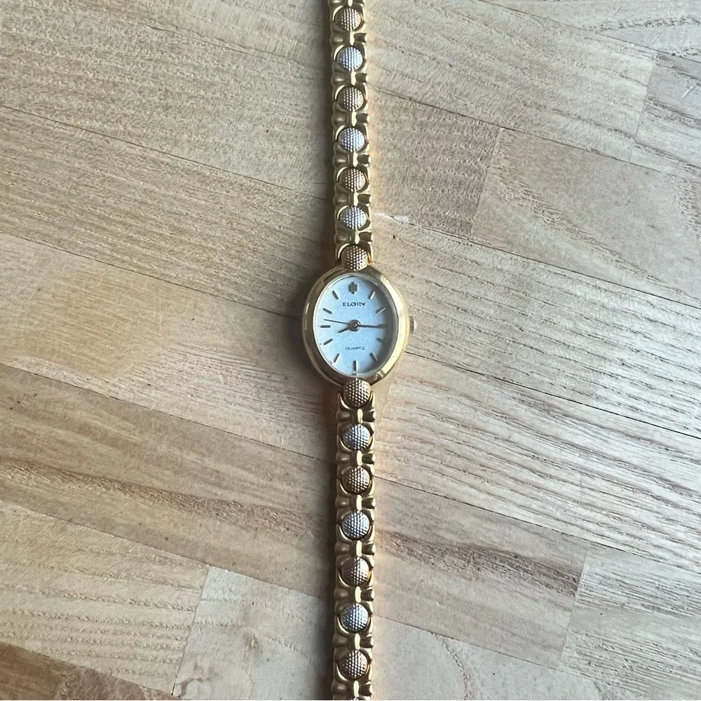 Elgin ladies oval gold tone dress watch NEW BATTERY